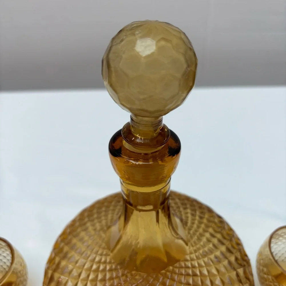 Vintage Amber Textured Glass Decanter And 5 Glasses Diamond Round w/ Lid Cordial